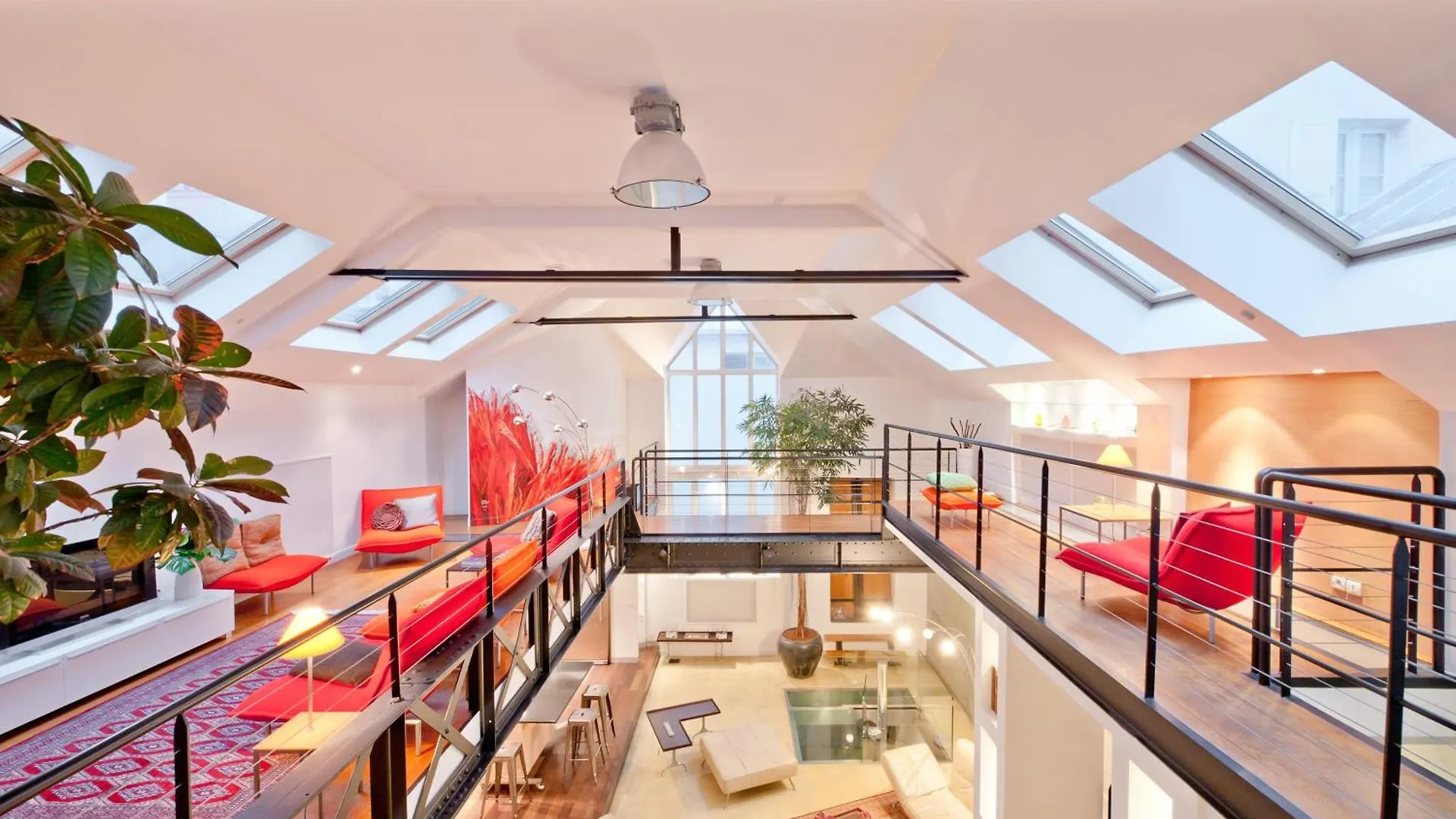 Luxury Two-story Designer Loft In Epicenter - Bright And Spacious