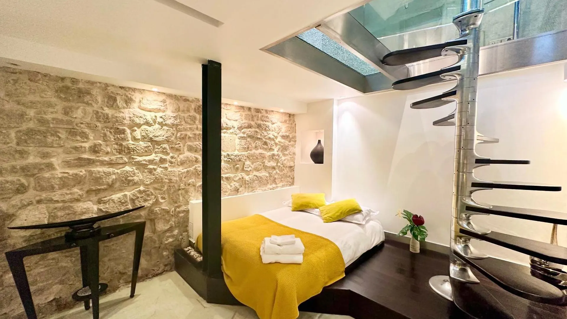 Luxury Two-story Designer Loft In Epicenter - Bright And Spacious Apartment