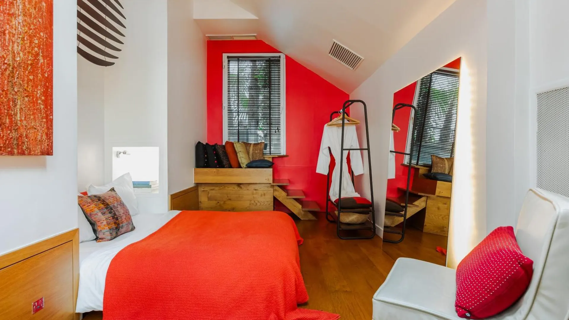 Luxury Two-story Designer Loft In Epicenter - Bright And Spacious