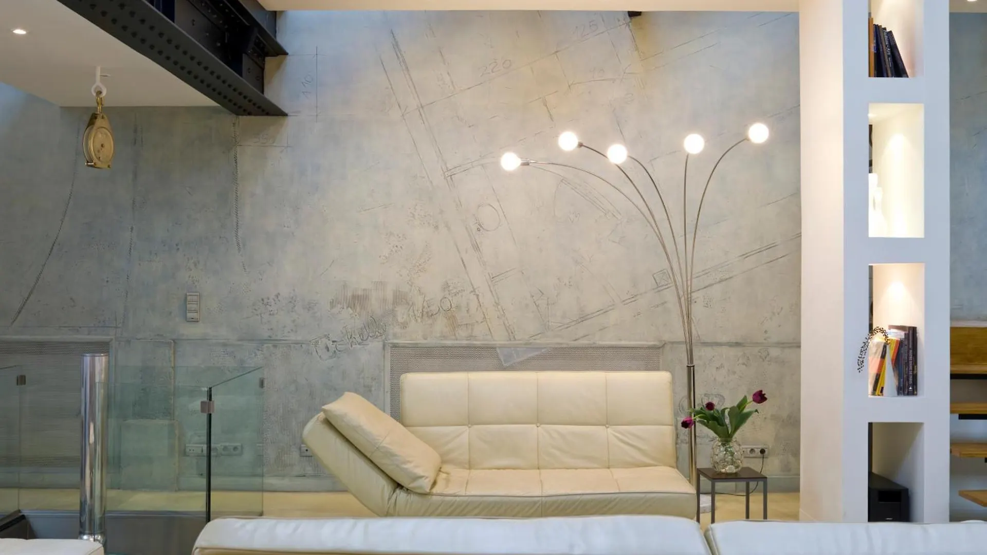 Luxury Two-story Designer Loft In Epicenter - Bright And Spacious
