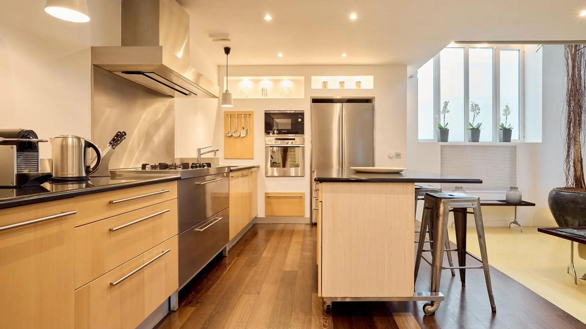 Luxury Two-story Designer Loft In Epicenter - Bright And Spacious